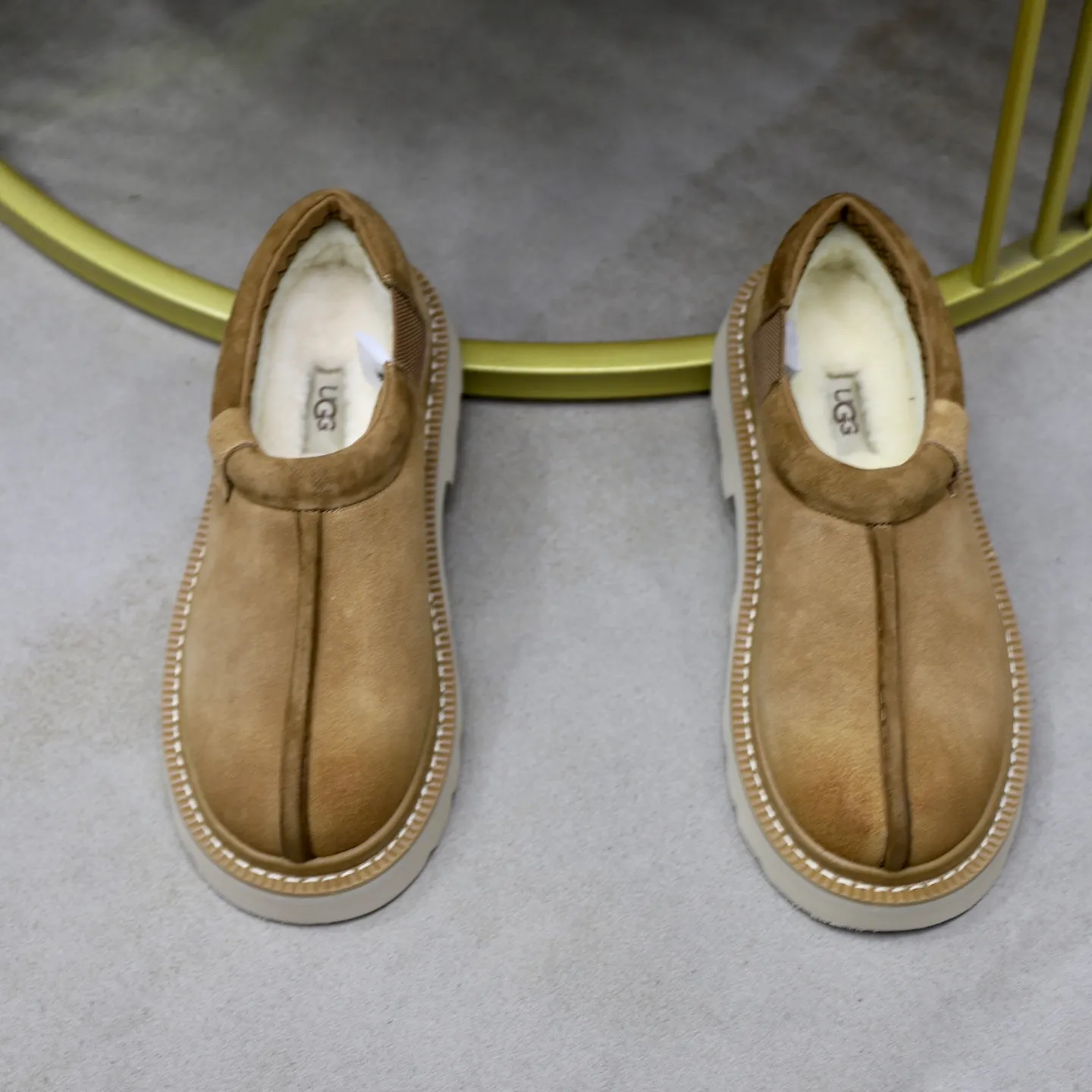 Ex-factory price: 580💰Thick wool imported from Australia Brand: UGG genuine purchasing agent Size: 39-45 Grade: Official website 1:1 Material: First layer of genuine leather waterproof and antifreeze upper Real wool lining Original non-slip soft wear-resistant outsole Style category: Men's casual shoes Trendy style Comfortable on the feet Color: Official website color synchronization